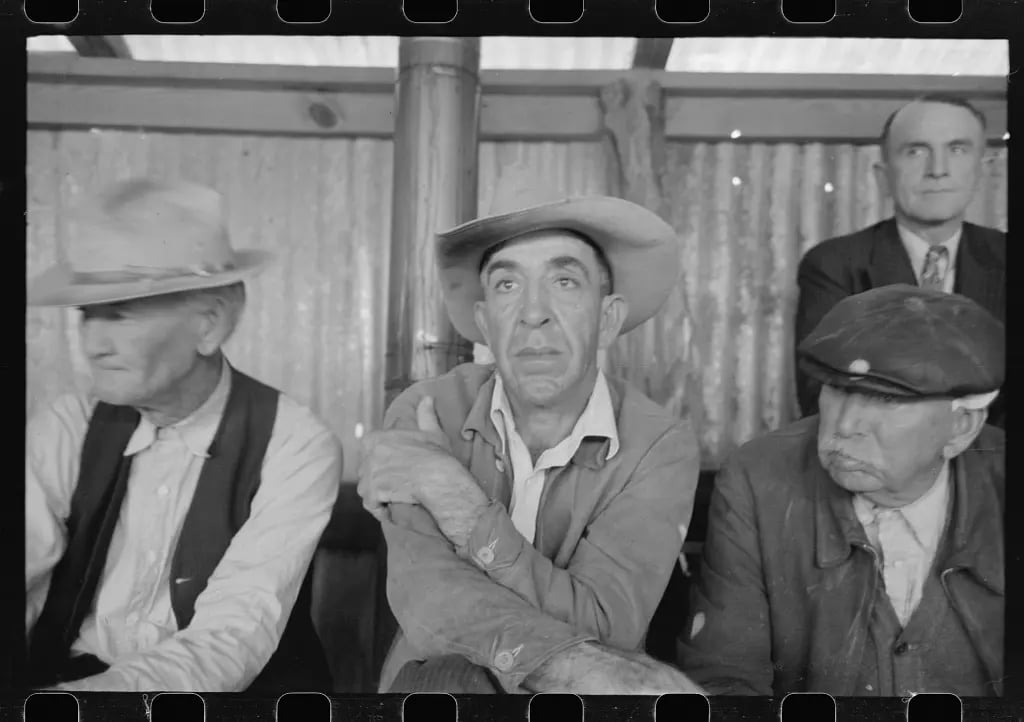 Could You Feel the Tension at the 1940 San Angelo Stock Auction? 🤠👀